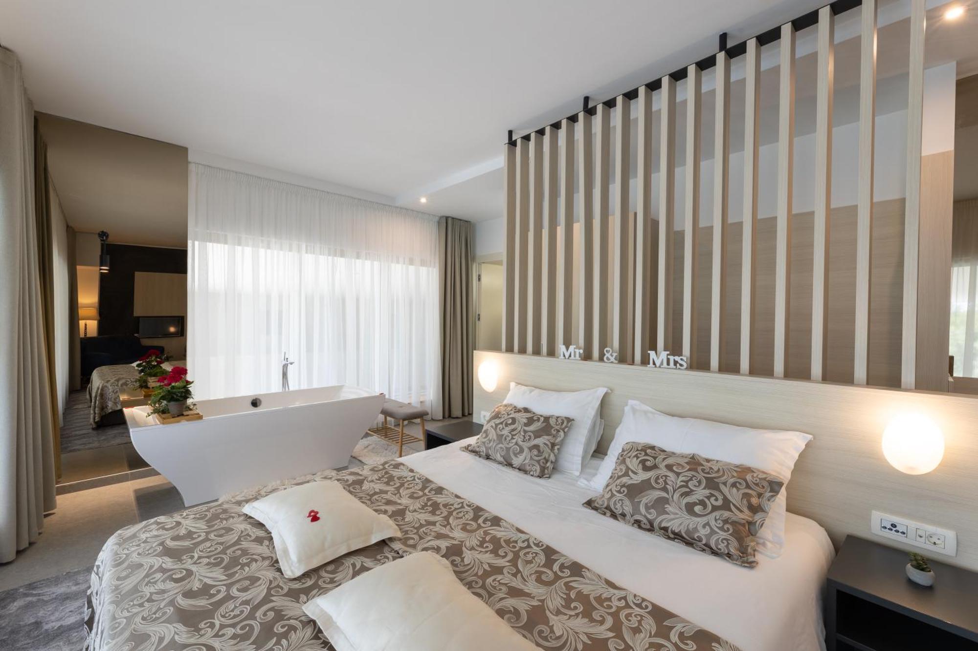Hotel Salona Palace Exteriér fotografie
